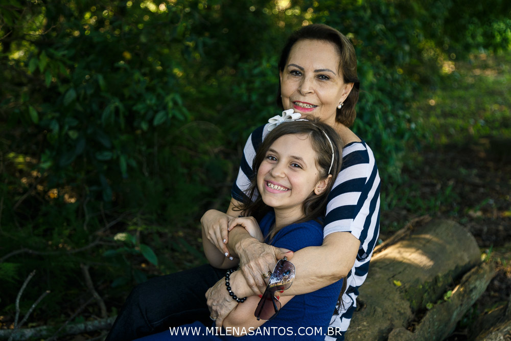 ENSAIO FOTOGRÁFICO | ENSAIO FAMÍLIA | FOTÓGRAFO | FOTÓGRAFA | FOTOGRAFIA DE FAMÍLIA | JARDIM BOTÂNICO PORTO ALEGRE | MILENA SILVA SANTOS | MENINA 10 ANOS SORRINDO | MENINA E AVÓ
