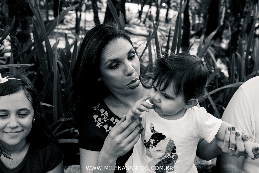 ENSAIO FOTOGRÁFICO | ENSAIO FAMÍLIA | FOTÓGRAFO | FOTÓGRAFA | FOTOGRAFIA DE FAMÍLIA | JARDIM BOTÂNICO PORTO ALEGRE | MILENA SILVA SANTOS | FAMÍLIA FELIZ NO PARQUE | MÃE E FILHA FAZENDO BILU