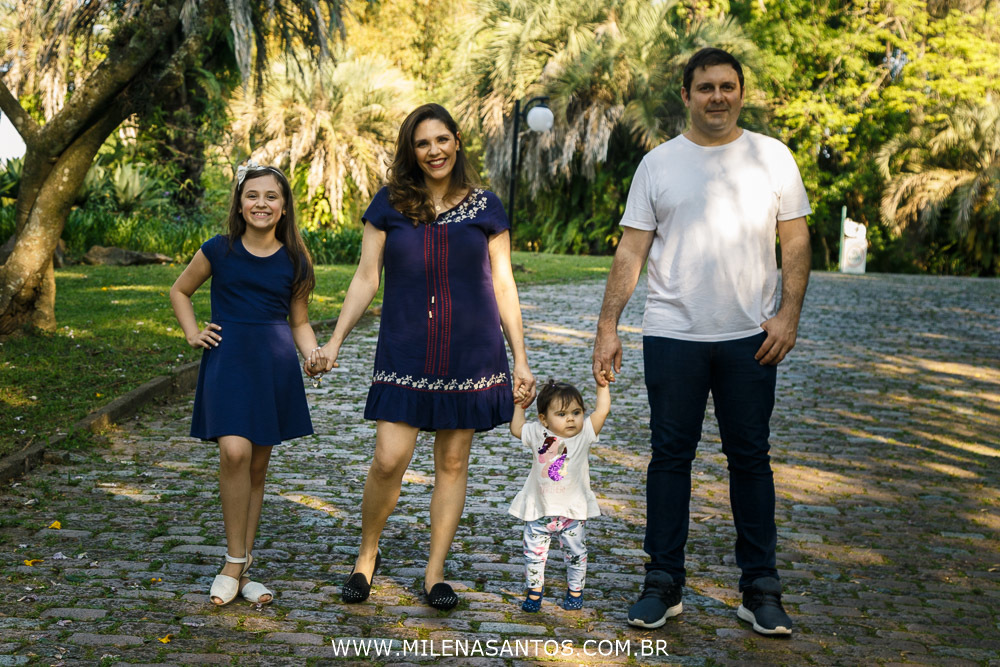 ENSAIO FOTOGRÁFICO | ENSAIO FAMÍLIA | FOTÓGRAFO | FOTÓGRAFA | FOTOGRAFIA DE FAMÍLIA | JARDIM BOTÂNICO PORTO ALEGRE | MILENA SILVA SANTOS | FAMÍLIA FELIZ CAMINHANDO NO PARQUE