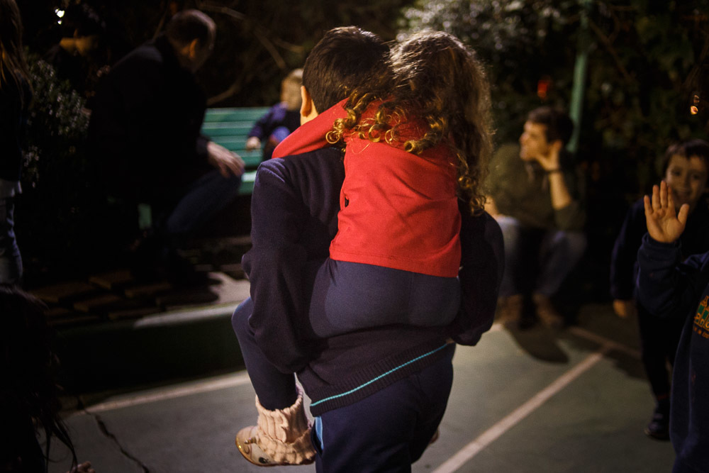 Carrega a irmã na garupa enqto pode.
#fotografiadefamilia
#fotografo
#documentaldefamilia
#milenasilvasantosfotografia
#fotografoportoalegre
