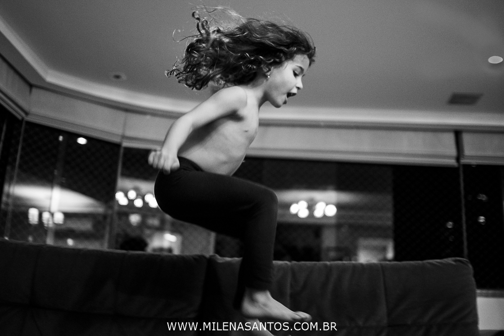 Helena pula no sofá da sala
#fotografiadefamilia
#fotografo
#documentaldefamilia
#milenasilvasantosfotografia
#fotografoportoalegre
