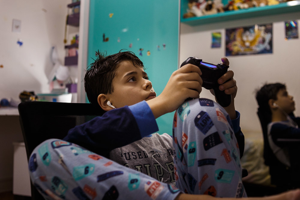 Henrique após um bom banho, vai pro jogo on line com os amigos virtuais.
#fotografiadefamilia
#fotografo
#documentaldefamilia
#milenasilvasantosfotografia
#fotografoportoalegre
