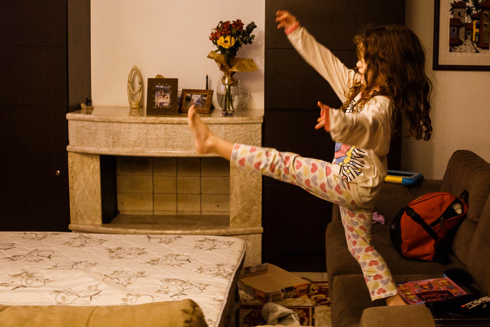 Helena brincando de pular no sofa cama onde preparou pra eu dormir.
#fotografiadefamilia
#fotografo
#documentaldefamilia
#milenasilvasantosfotografia
#fotografoportoalegre
