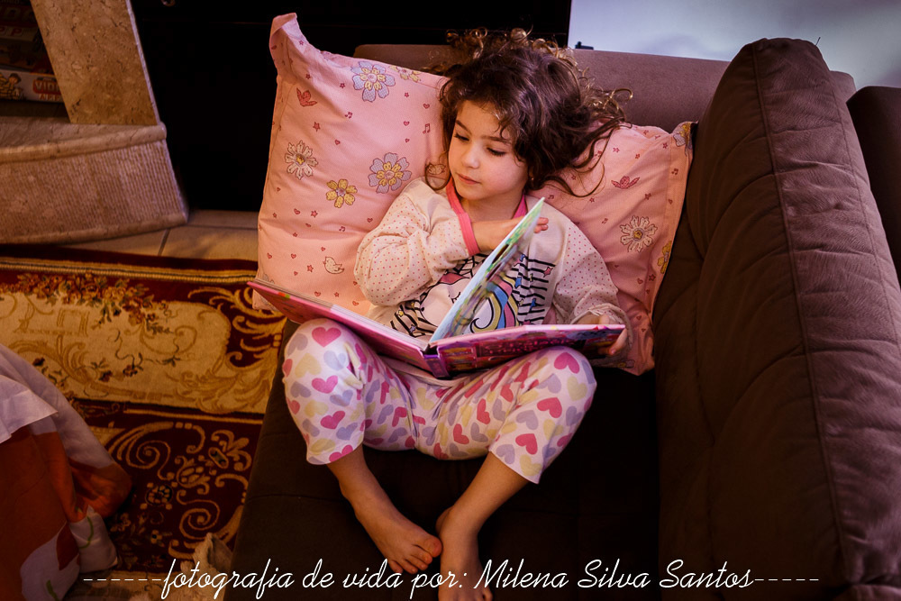 Helena no seu momento de leitura do dia 

#fotografiadefamilia
#fotografo
#documentaldefamilia
#milenasilvasantosfotografia
#fotografoportoalegre
