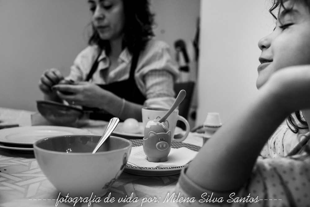 Essa cena me fez recordar de quando eu era criança. Obviamente não tenho registro disso, mas tenho uma vaga lembrança desse carinho de mãe. Comer ovinho cozido de colher.
#fotografiadocumentaldefamilia
#fotografoportoalegre