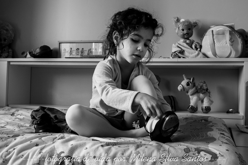 Registro a Helena se preparando para o Ballet. Ela é extremamente independente. Ela veste o próprio sapato. 
#milenasilvasantosfotografia
#fotografoportoalegre
#canoasshopping
#balletverabublitz