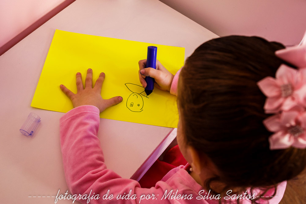 Curioso que ela desenha assim como seu irmão, de cabeça pra baixo!
Segundo dia com a Família Rocha do Amaral.
Registro a Helena se preparando para o Ballet. Ela é extremamente independente.
#milenasilvasantosfotografia
#fotografoportoalegre
