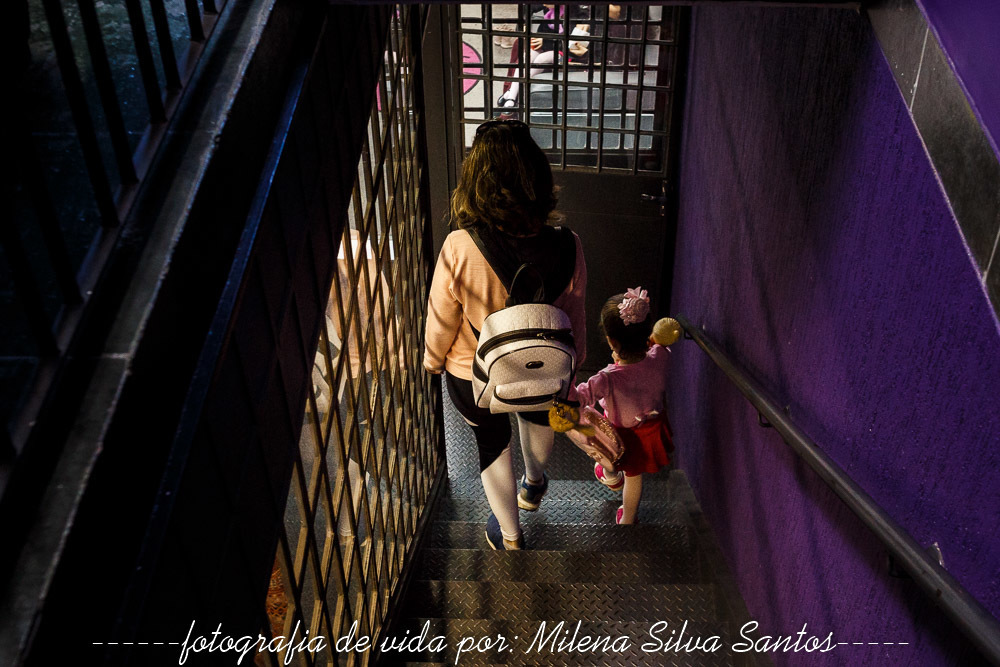 chegamos na escola de Ballet VEra Bublitz!
Segundo dia com a Família Rocha do Amaral.
Registro a Helena se preparando para o Ballet. Ela é extremamente independente.
#milenasilvasantosfotografia
#fotografoportoalegre
#balletverabublitz