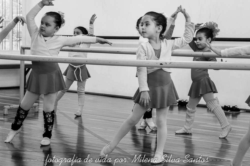 começa a aulinha
Segundo dia com a Família Rocha do Amaral.
Registro a Helena se preparando para o Ballet. Ela é extremamente independente.
#milenasilvasantosfotografia
#fotografoportoalegre
#balletverabublitz