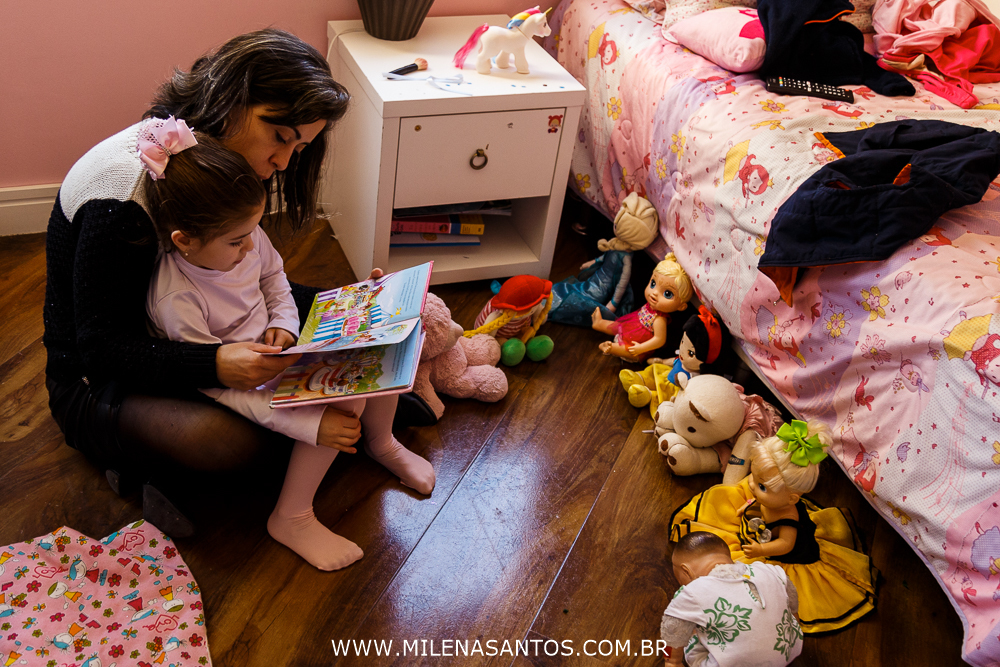 Ao voltar para casa, Helena pede pra ler mais um livro, mas agora com platéia, suas bonecas!
#milenasilvasantosfotografia
#fotografoportoalegre
#balletverabublitz