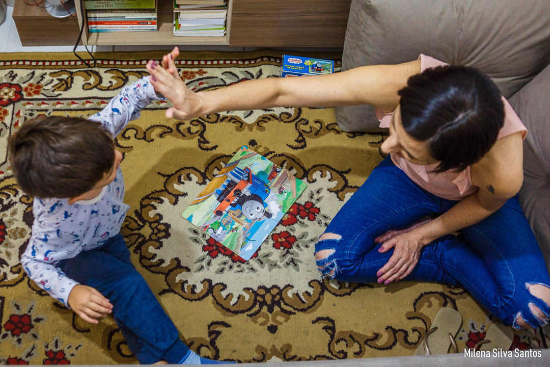 mãe jogando com filho
crianças acordando
#fotografiadefamilia
#fotografiadocumental
#fotografoportoalegre
#melhoresfotografosportoalegre
#fotografiadocumental