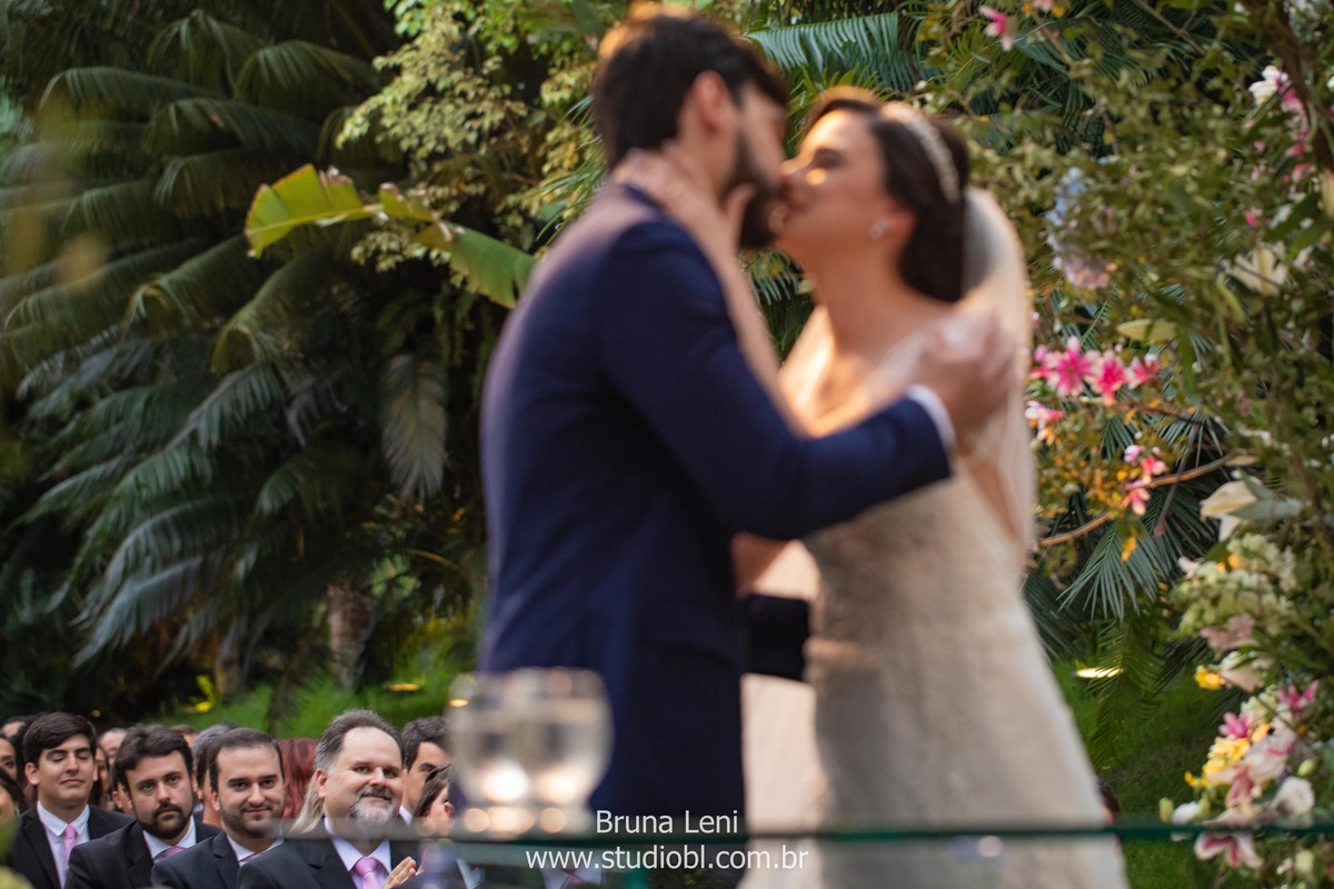 beijo-noivo-noiva-fotografo-casamento-jardim-tarde-bouquet-recife-pernambuco- fotografia-noivado-casando