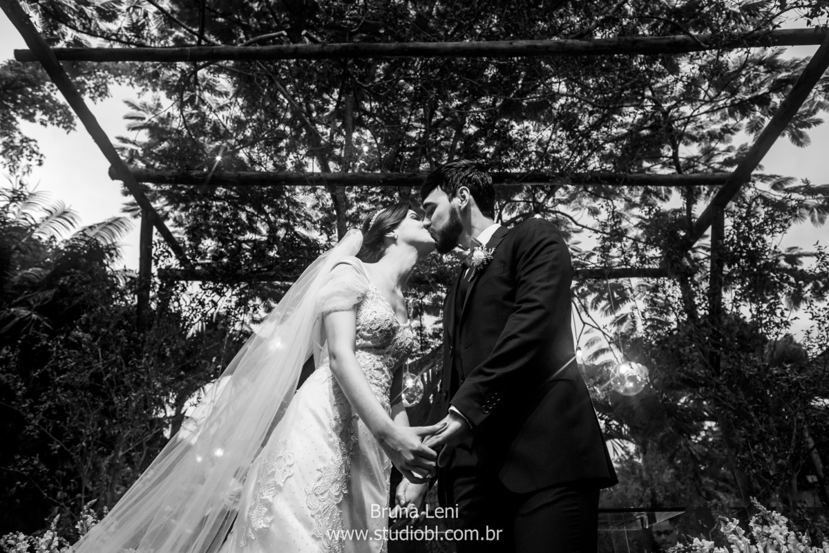 beijo-noivo-noiva-fotografo-casamento-jardim-tarde-bouquet-recife-pernambuco- fotografia-noivado-casando