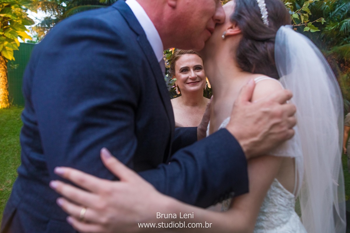 beijo-noivo-noiva-fotografo-casamento-jardim-tarde-bouquet-recife-pernambuco- fotografia-noivado-casando