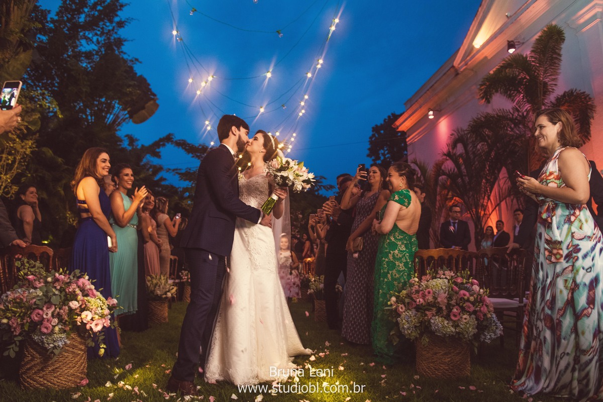 beijo-noivo-noiva-fotografo-casamento-jardim-tarde-bouquet-recife-pernambuco- fotografia-noivado-casando