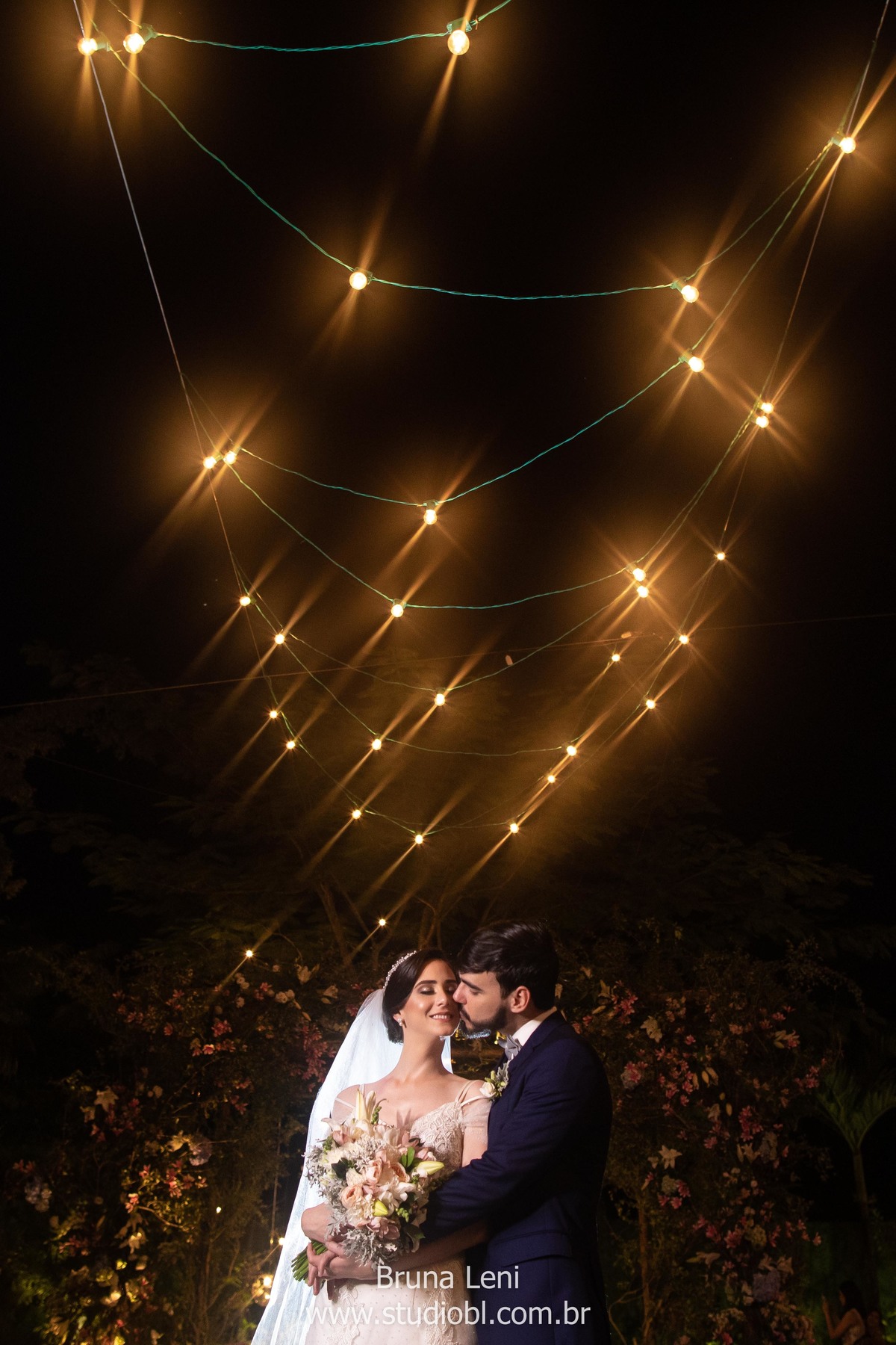 beijo-noivo-noiva-fotografo-casamento-jardim-tarde-bouquet-recife-pernambuco- fotografia-noivado-casando