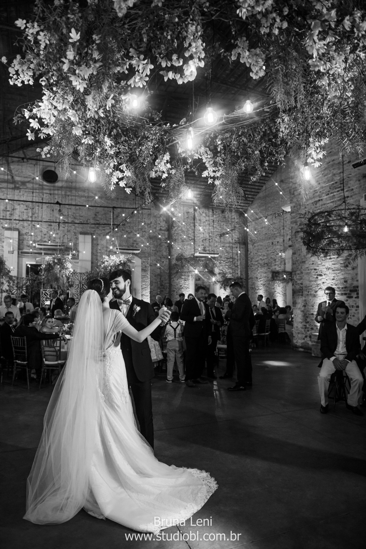 beijo-noivo-noiva-fotografo-casamento-jardim-tarde-bouquet-recife-pernambuco- fotografia-noivado-casando