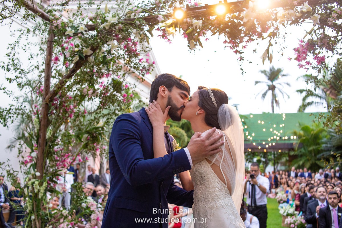beijo-noivo-noiva-fotografo-casamento-jardim-tarde-bouquet-recife-pernambuco- fotografia-noivado-casando
