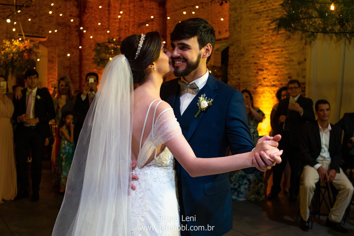 beijo-noivo-noiva-fotografo-casamento-jardim-tarde-bouquet-recife-pernambuco- fotografia-noivado-casando