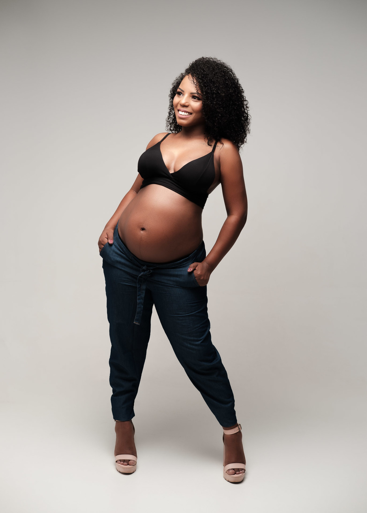 gestante de calça jeans e top 