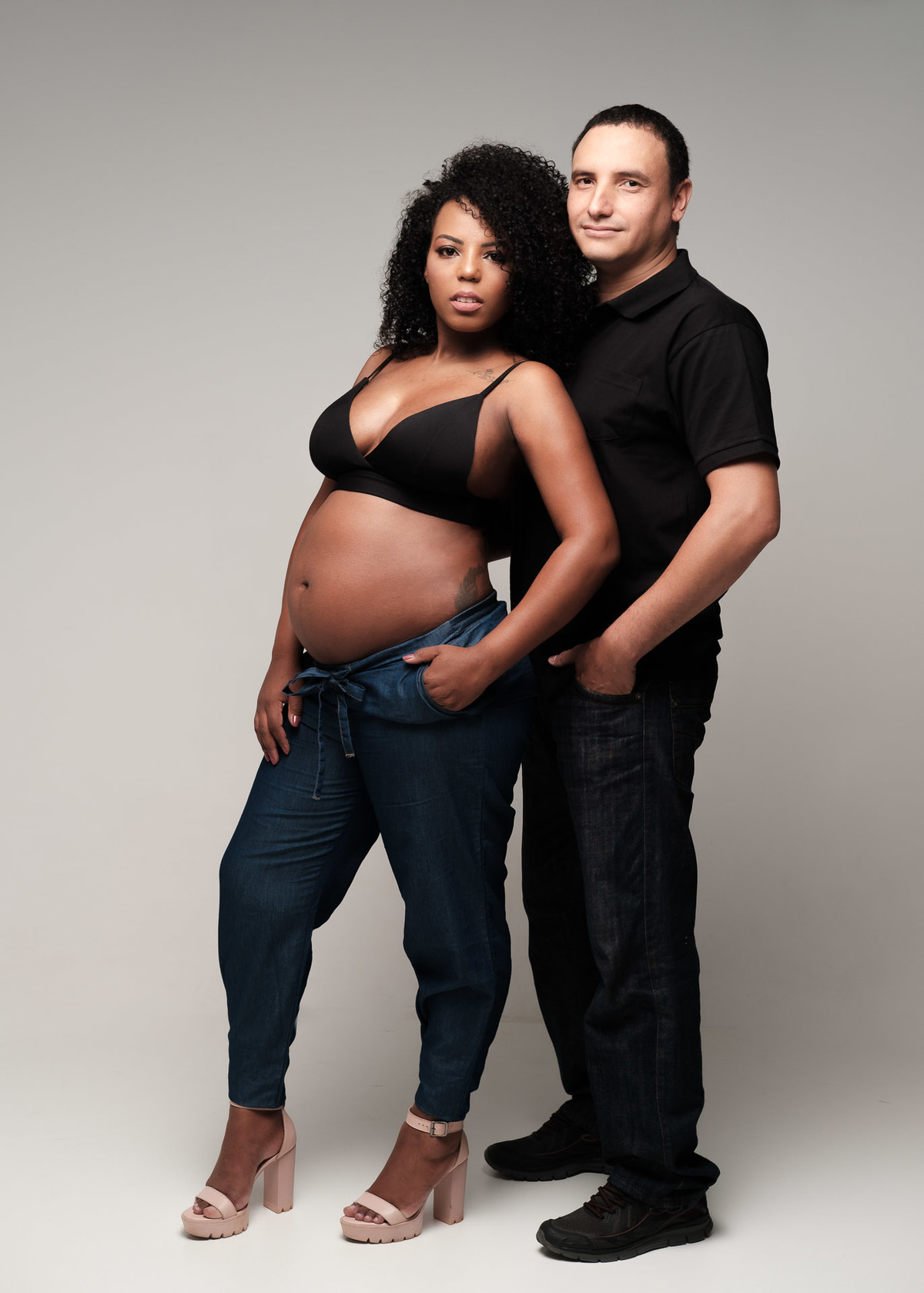 gestante de top e calça jeans para ensaio fotografico em presidente prudente 