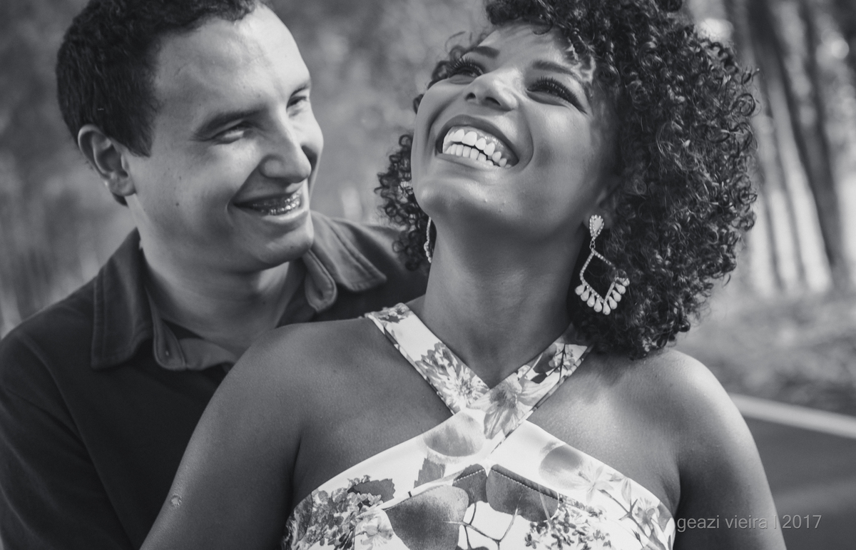 Foto de casal sorrindo espontâneo 