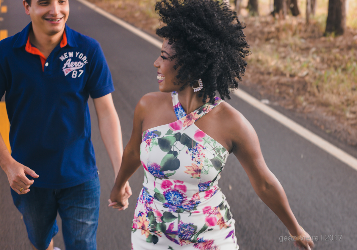 Foto de casal correndo na estrada