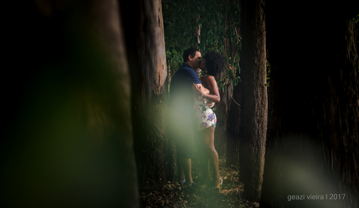 Foto de casal se beijando nas arvores 