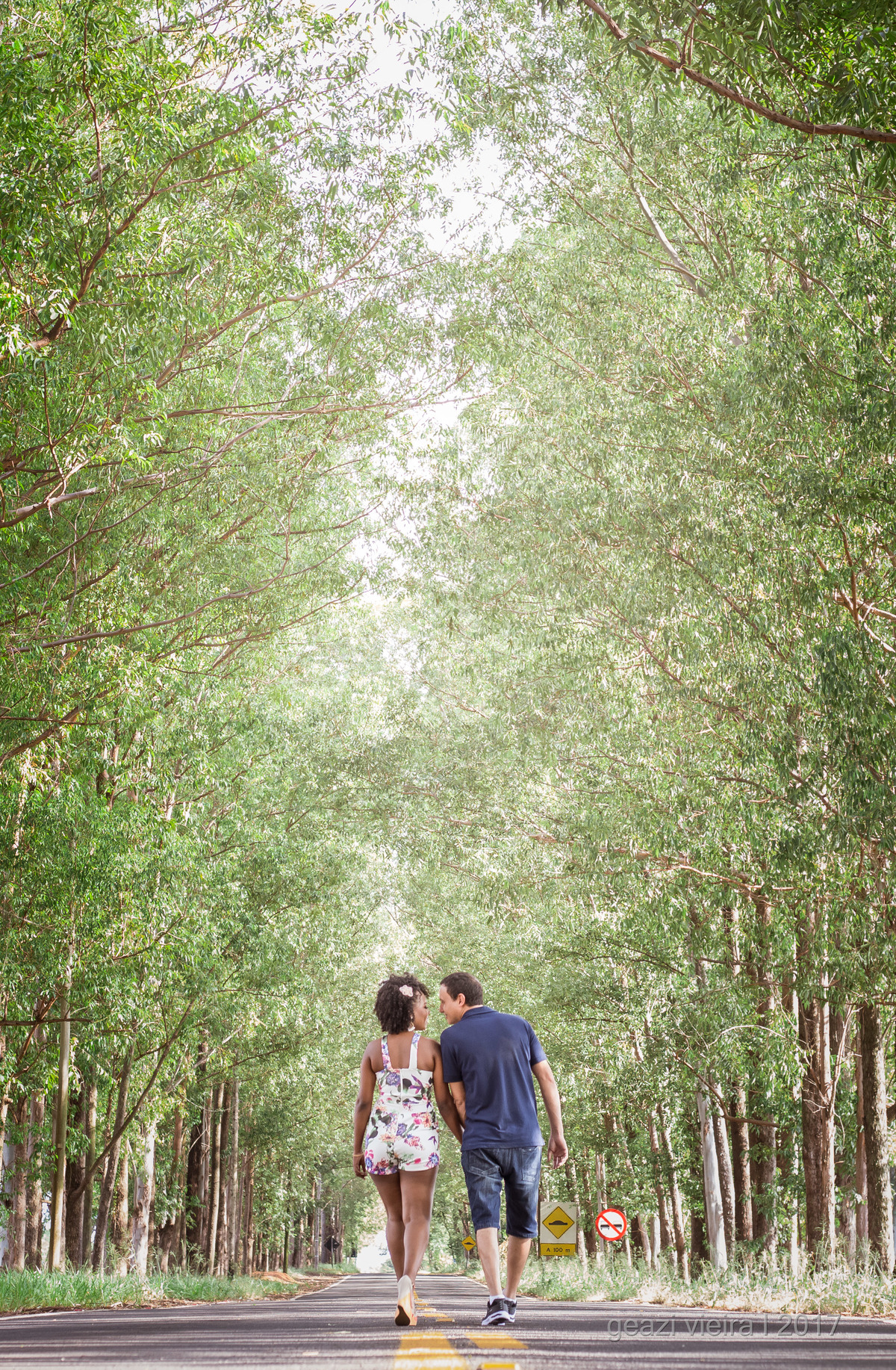 Foto de casal andando pela estrada linda