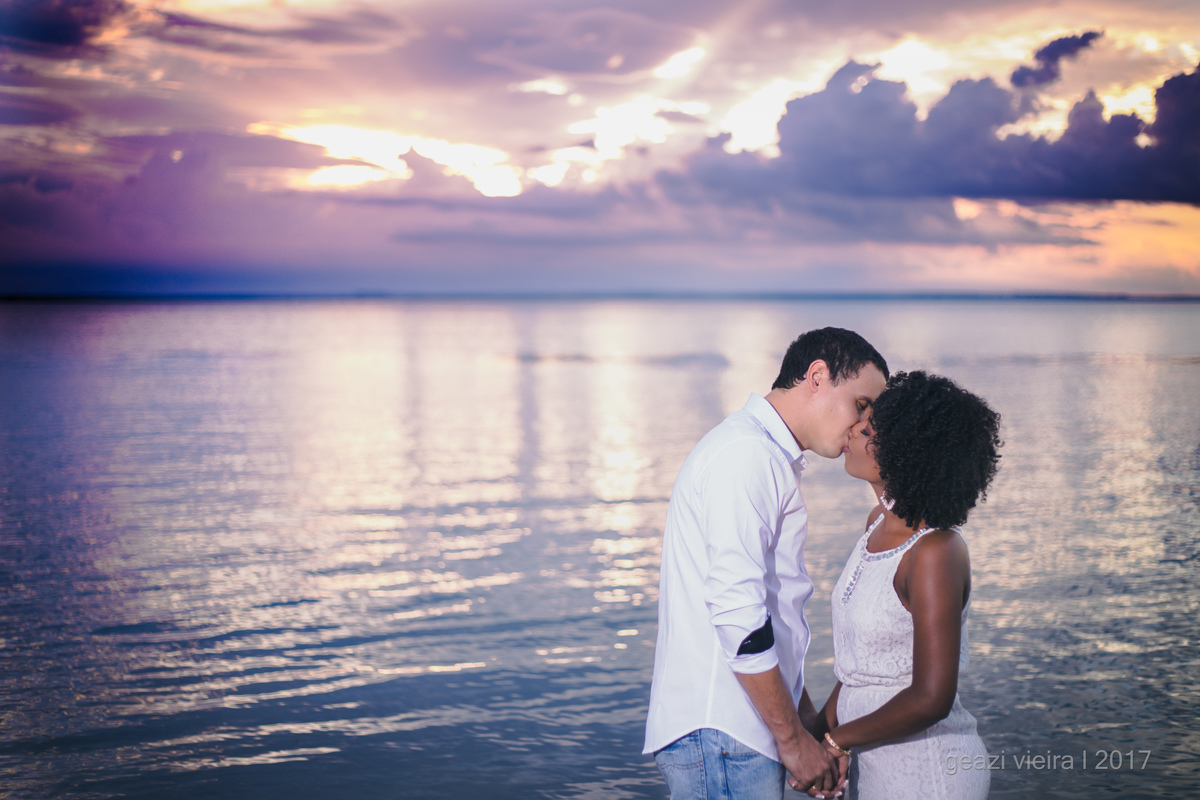 Foto de casal se beijando com céu lindo e pôr do Sol