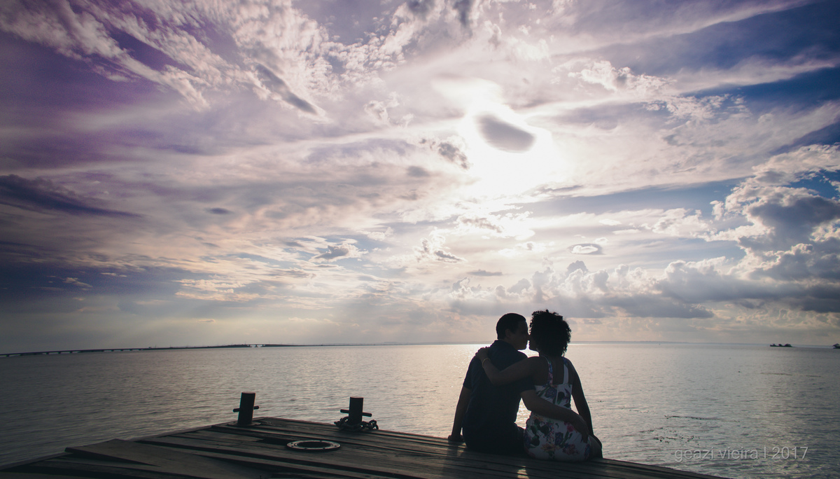 Foto de casal com nuvens
