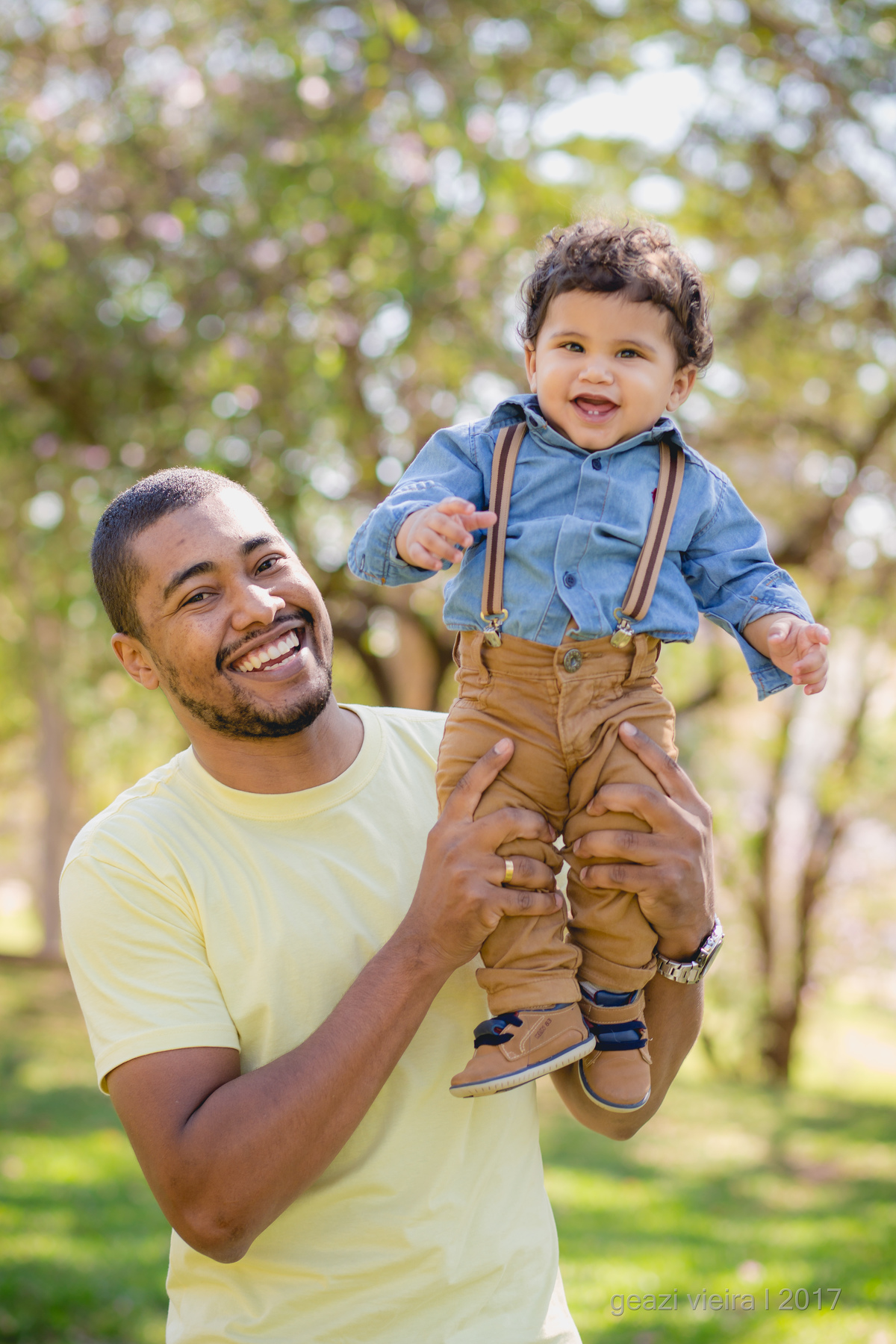 Foto de pai e filho no parque