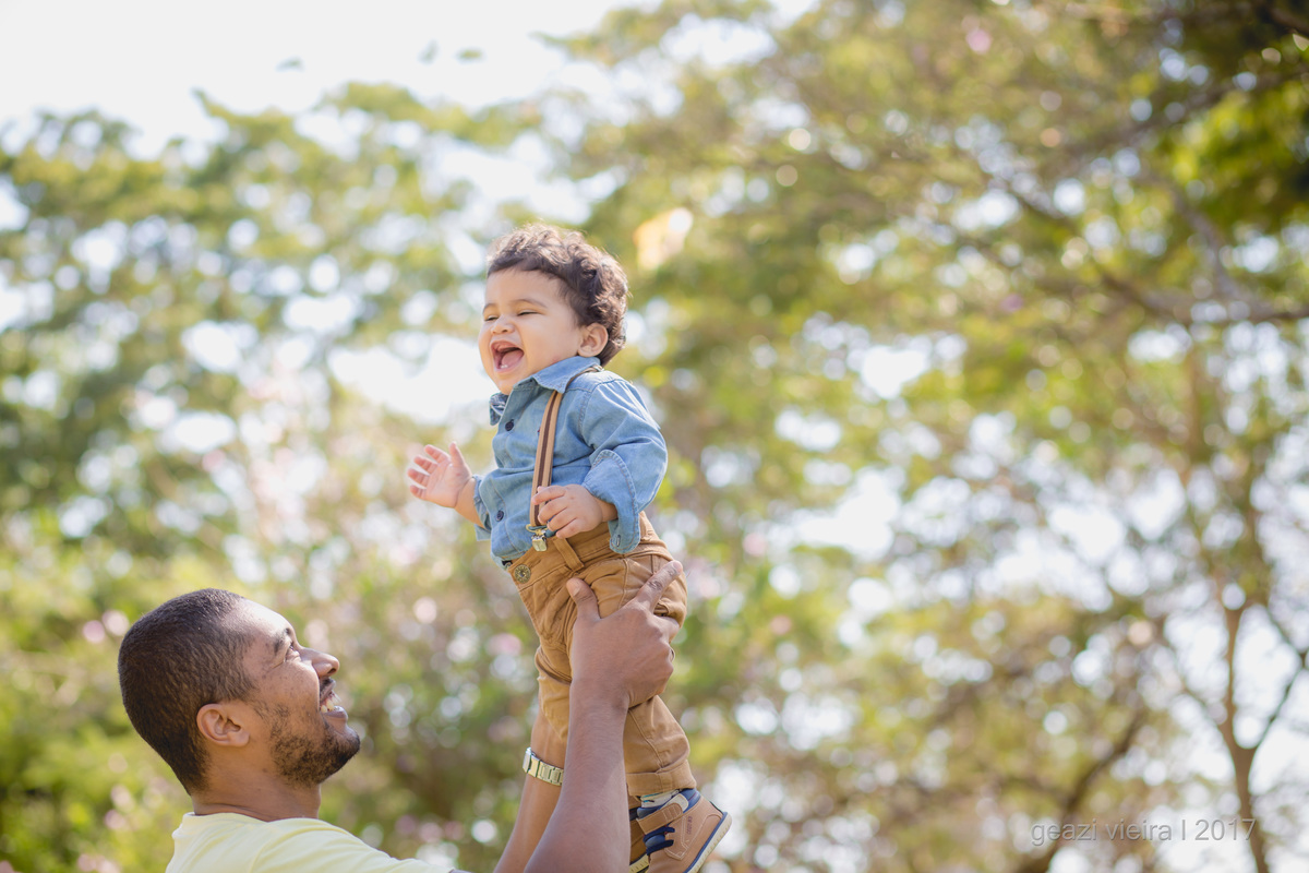 Foto de pai e filho no parque