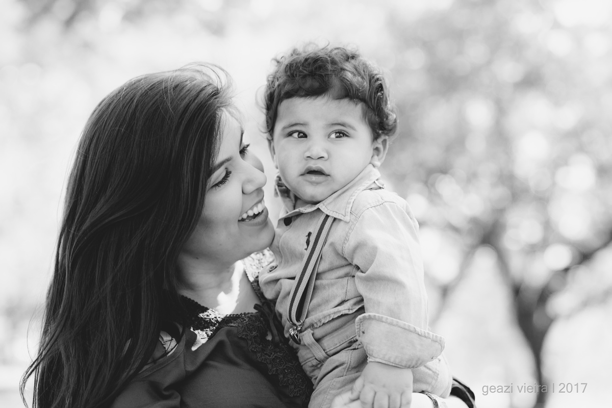 Foto de mãe e filho no parque