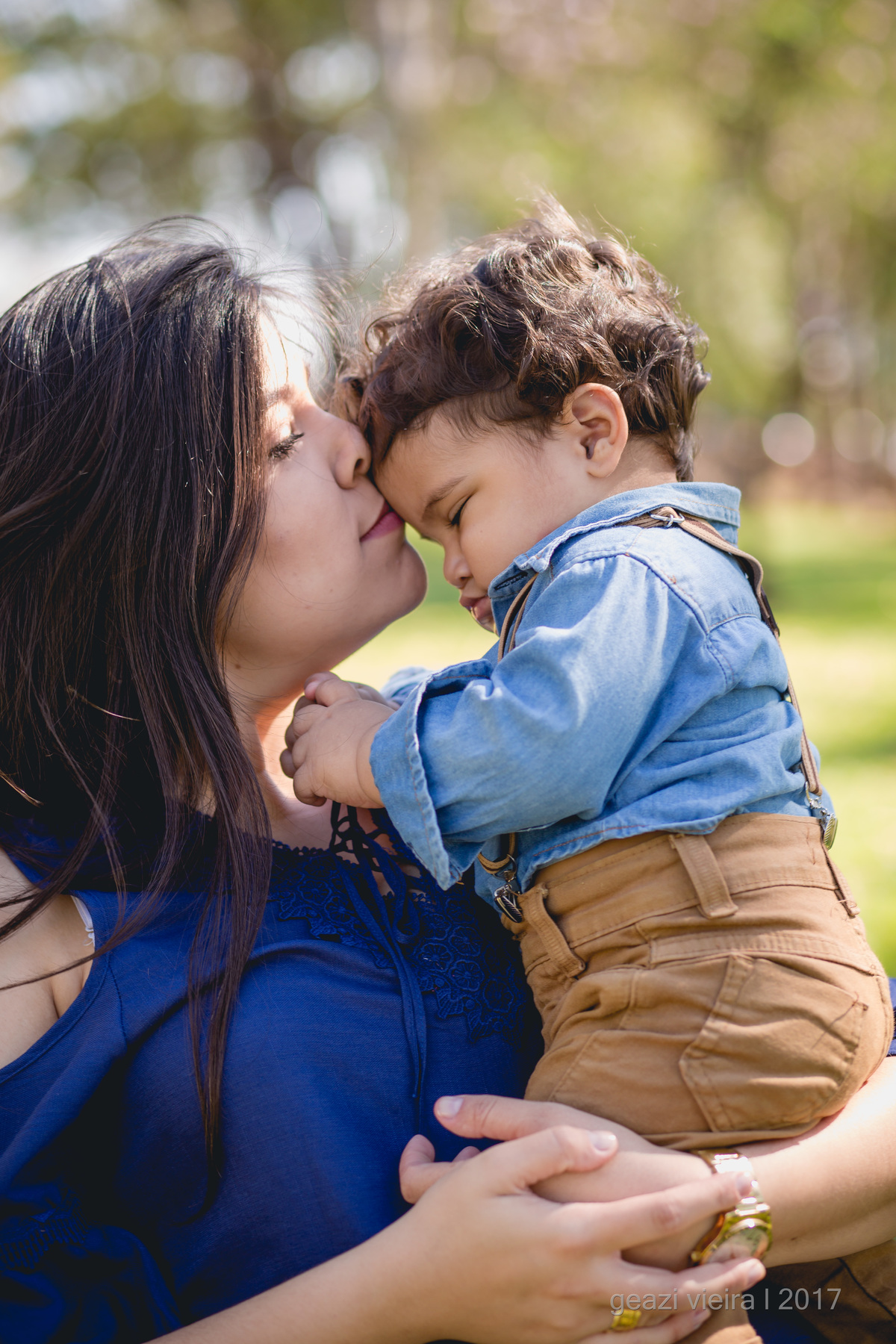 Foto de mãe e filho no parque
