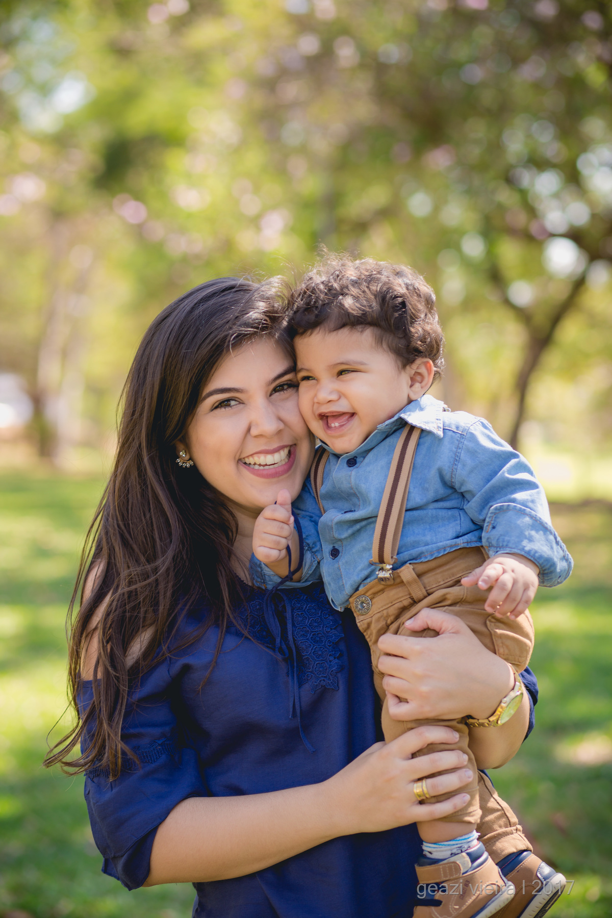Foto de mãe e filho no parque