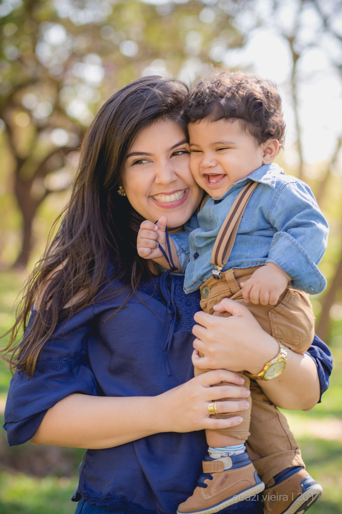 Foto de mãe e filho no parque