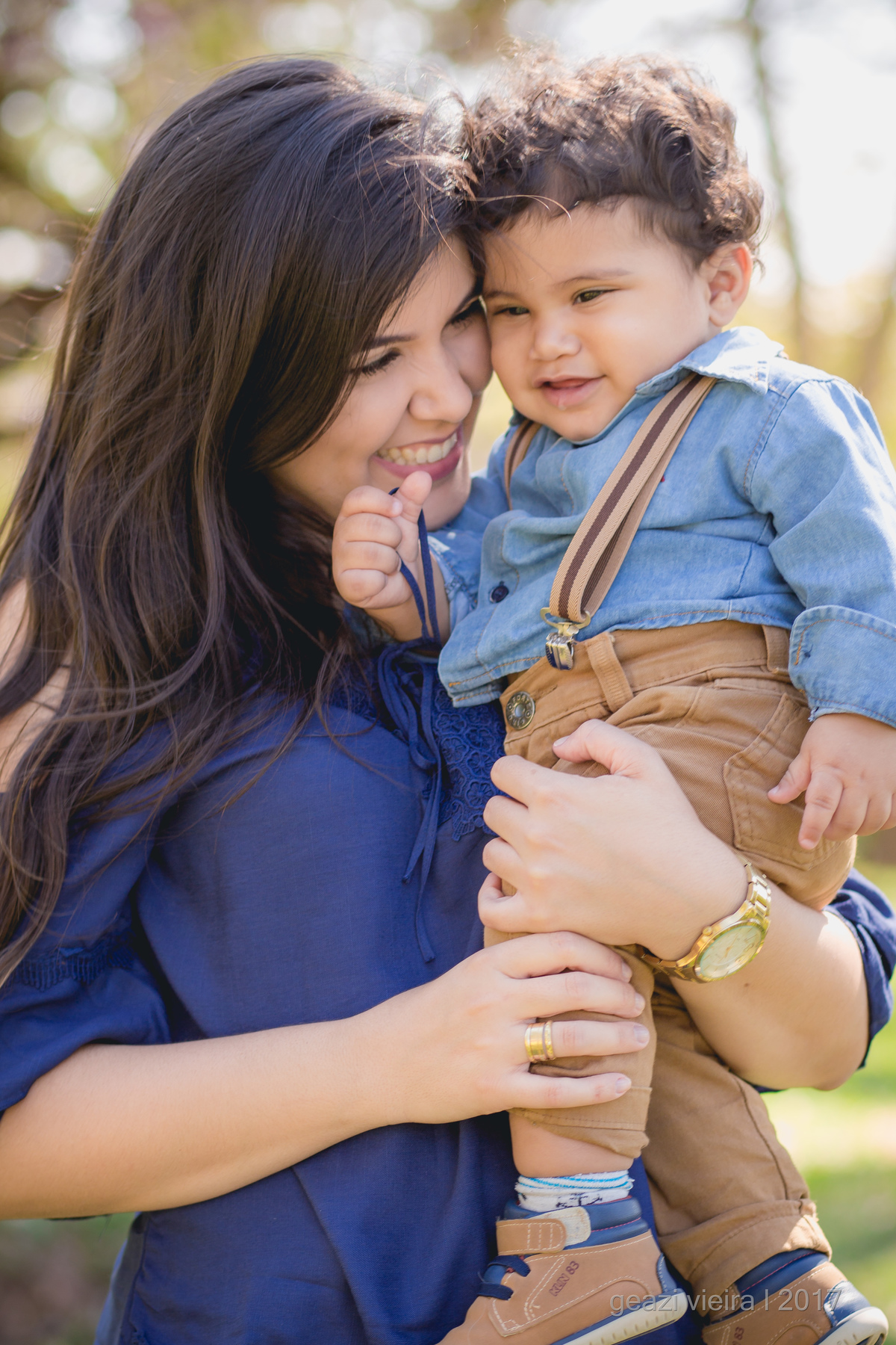 Foto de mãe e filho no parque