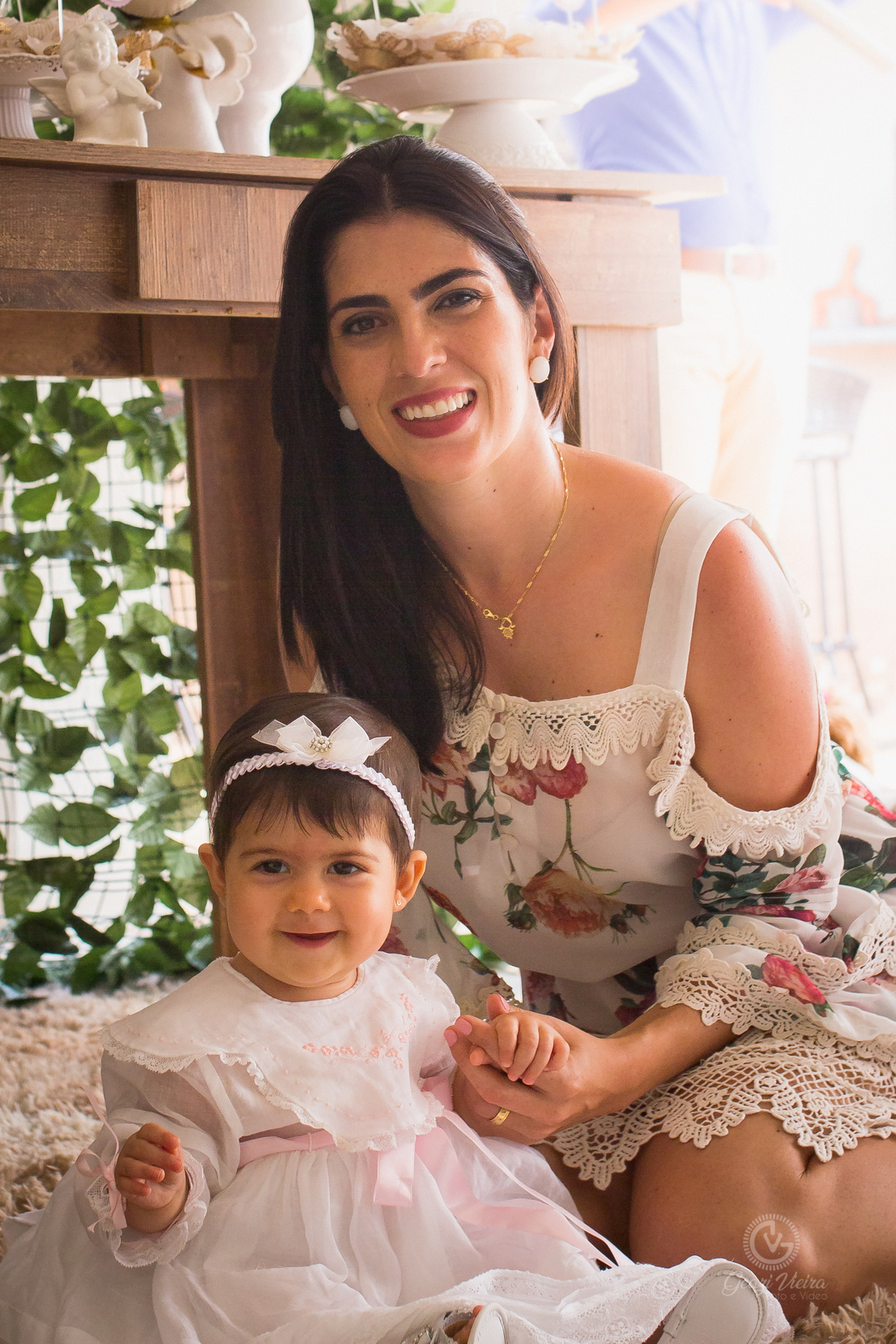 mãe e filha em batizado registrado por Geazi Vieira fotografo de batizado