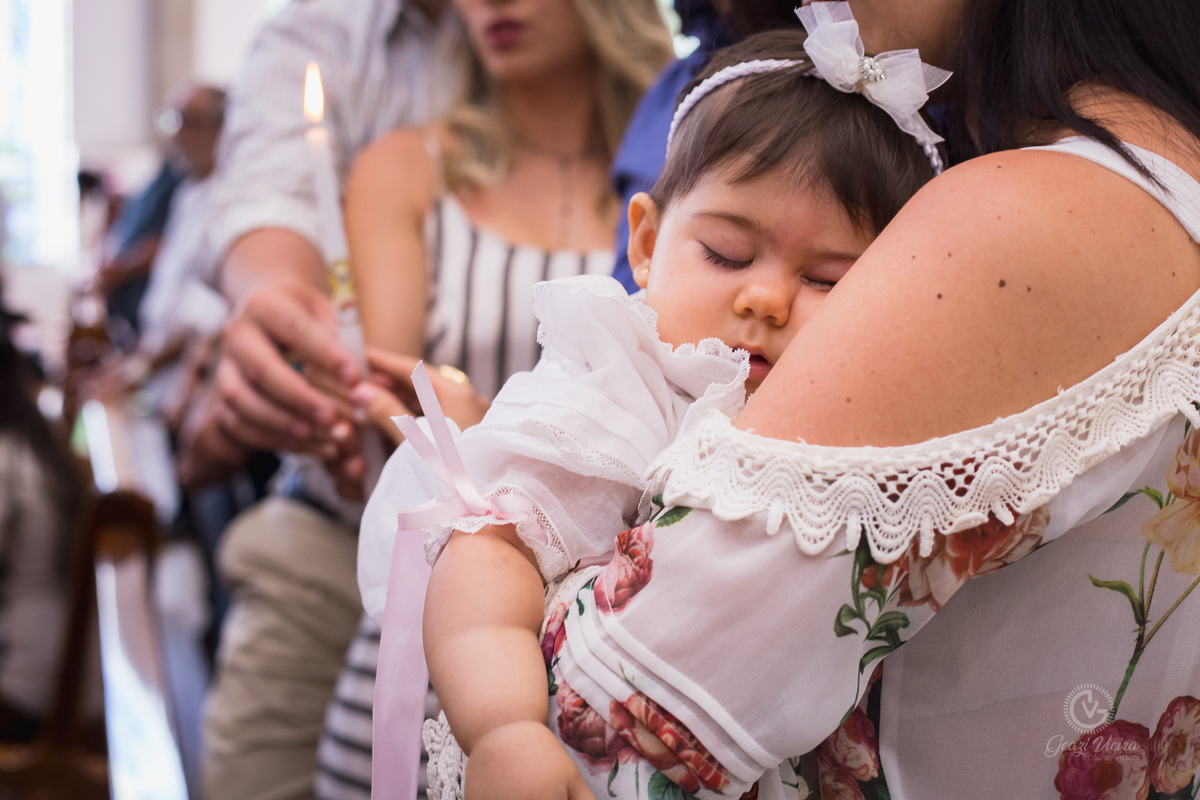 criança dormindo no batizado registrado pelo fotógrafo Geazi Vieira