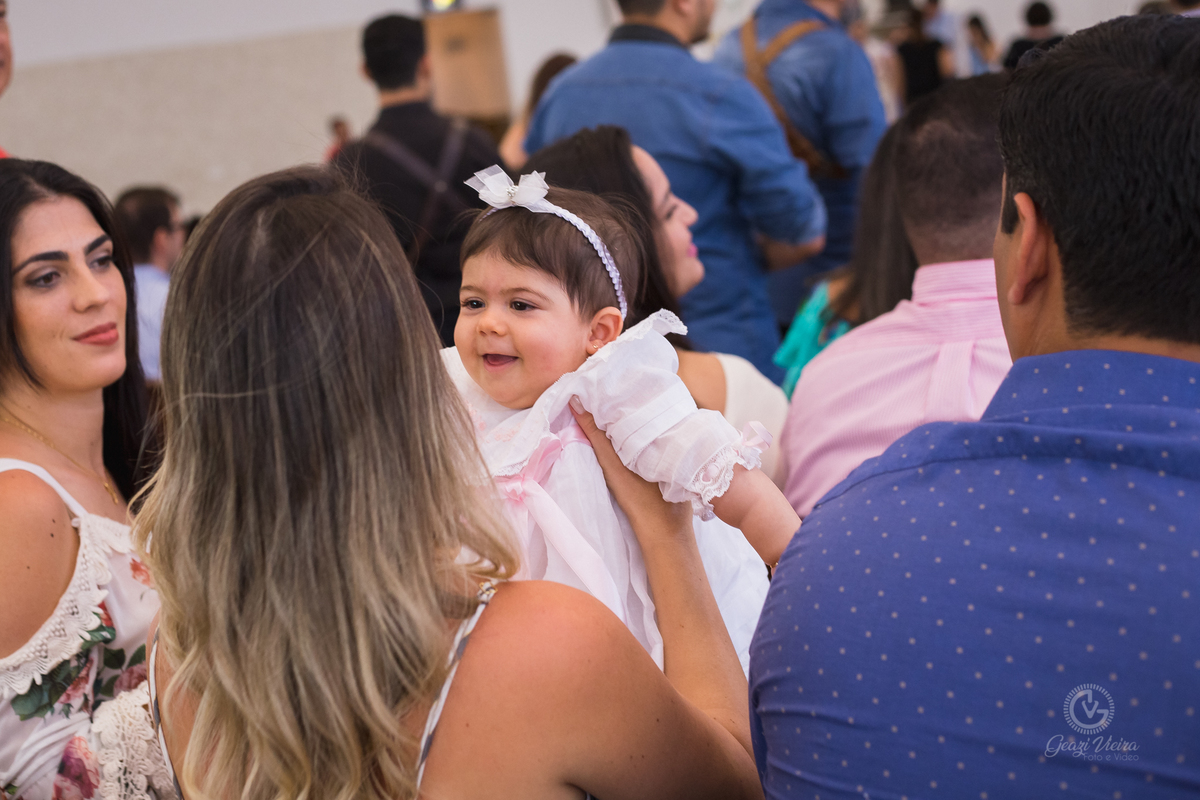 Menina feliz em Batizado na Maristela em Presidente Prudente