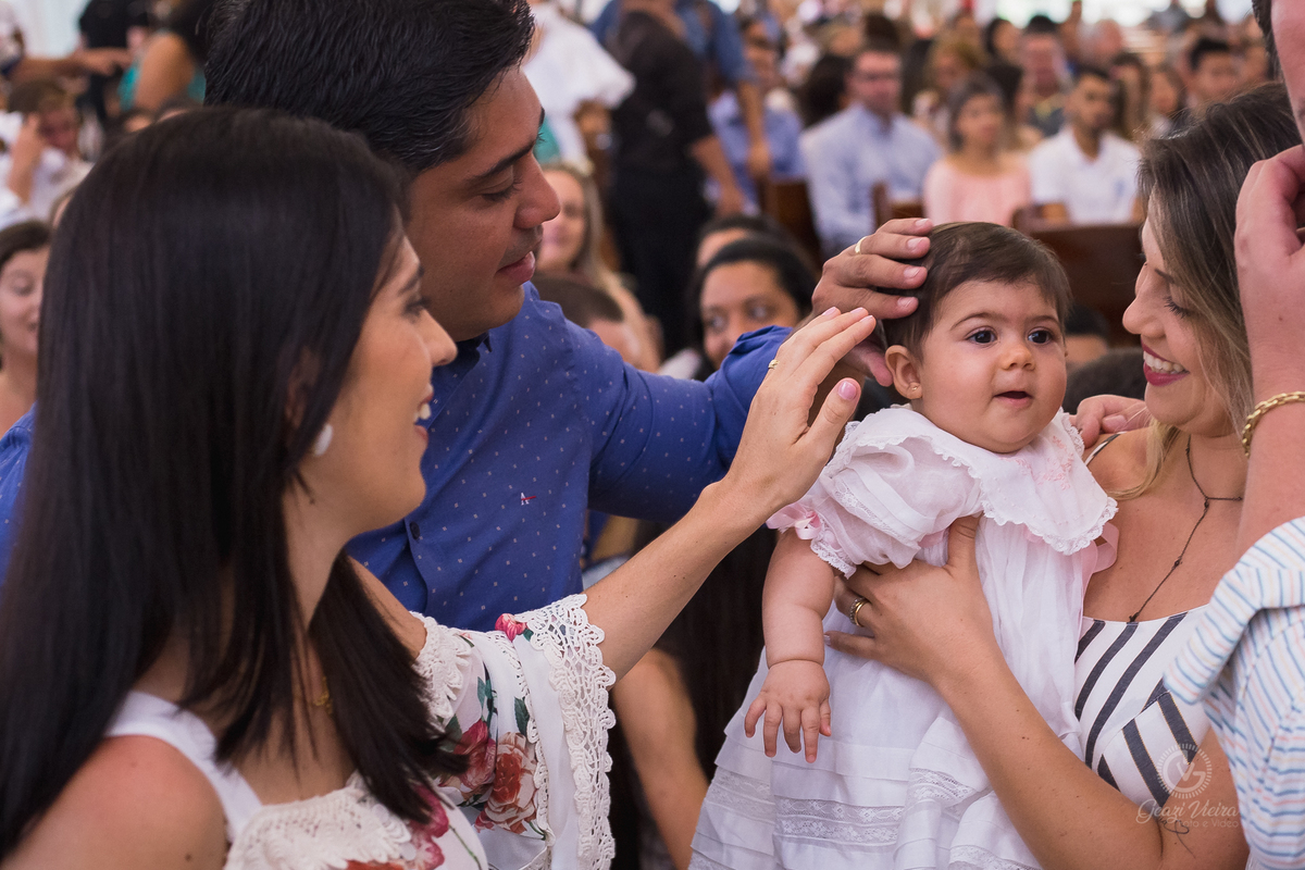 Criança sendo batizada