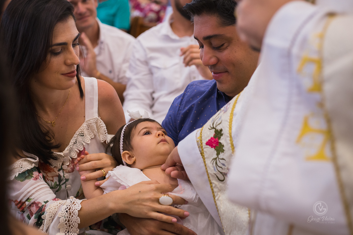 Padre ungindo Luiza no batizado
