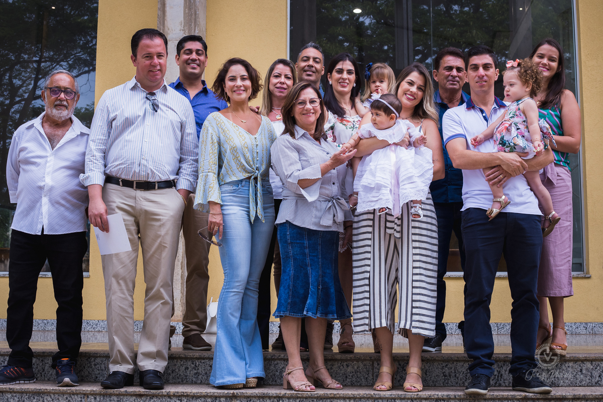 Familiares em frente a igreja Maristela