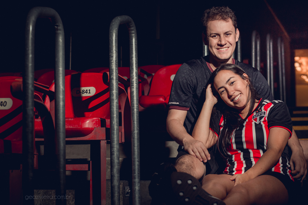 ensaio de casal no estadio arquibancada