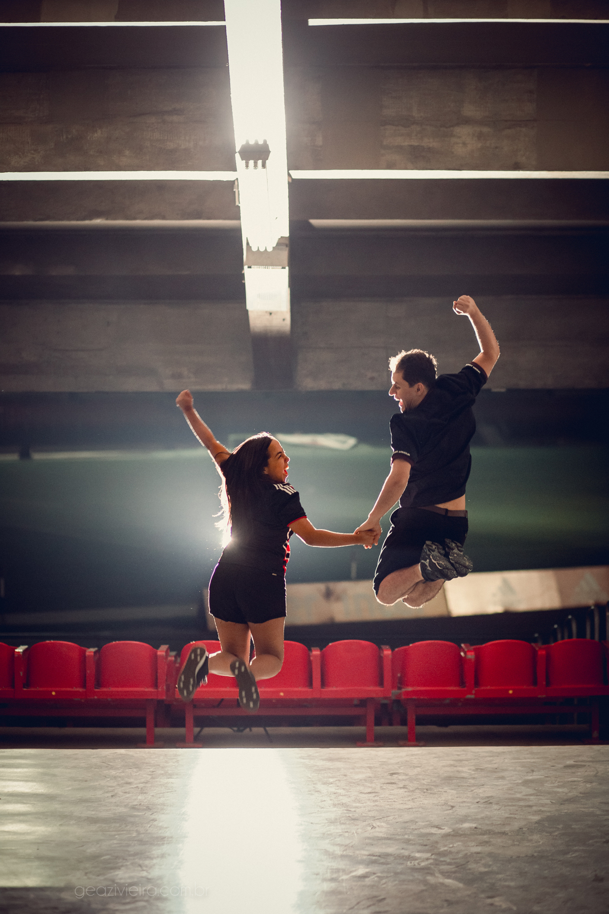 ensaio pre casamento em estadio de futebol