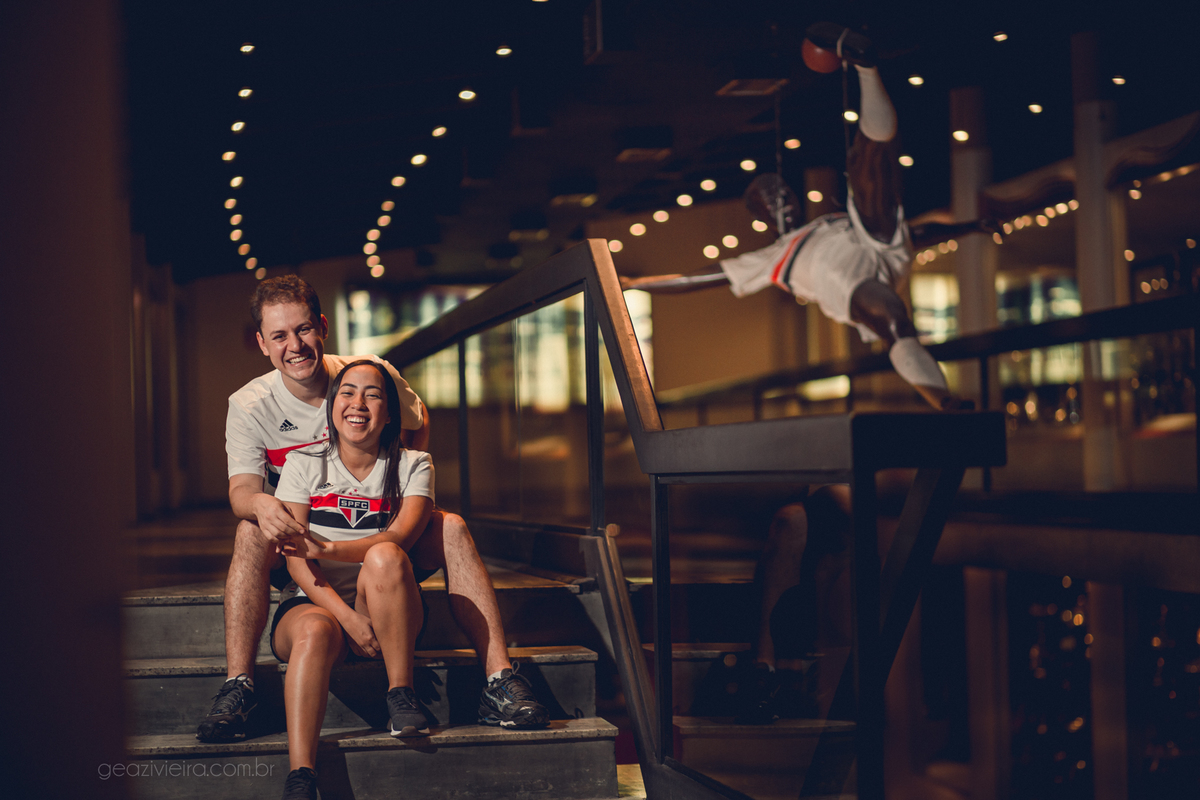 ensaio de casal em arena de futebol