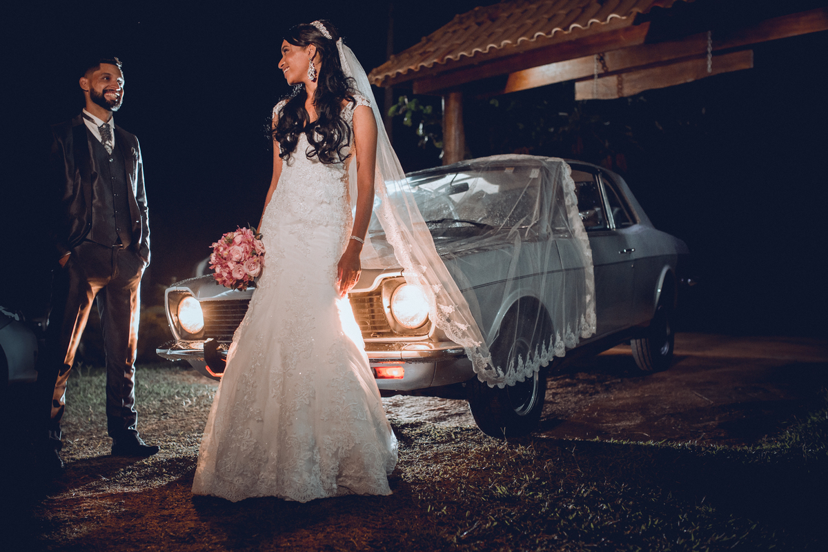 foto de casal com carro antigo