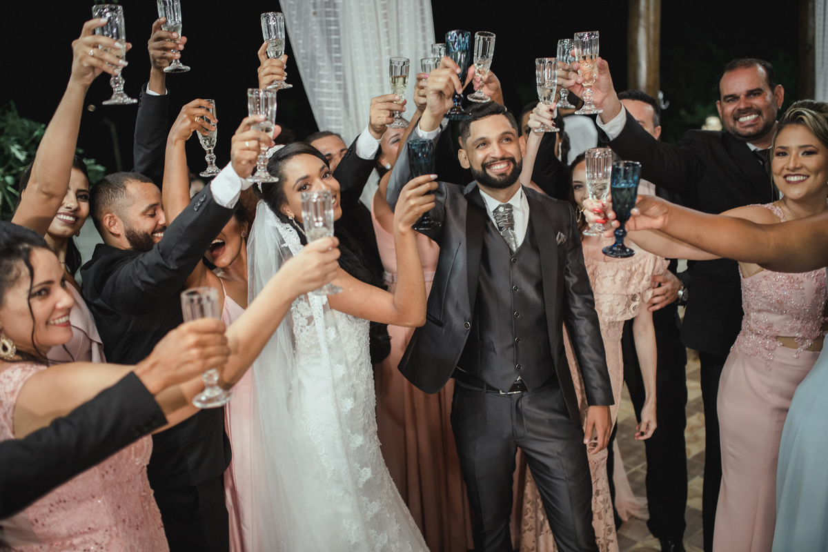 casal fazendo brinde com convidados