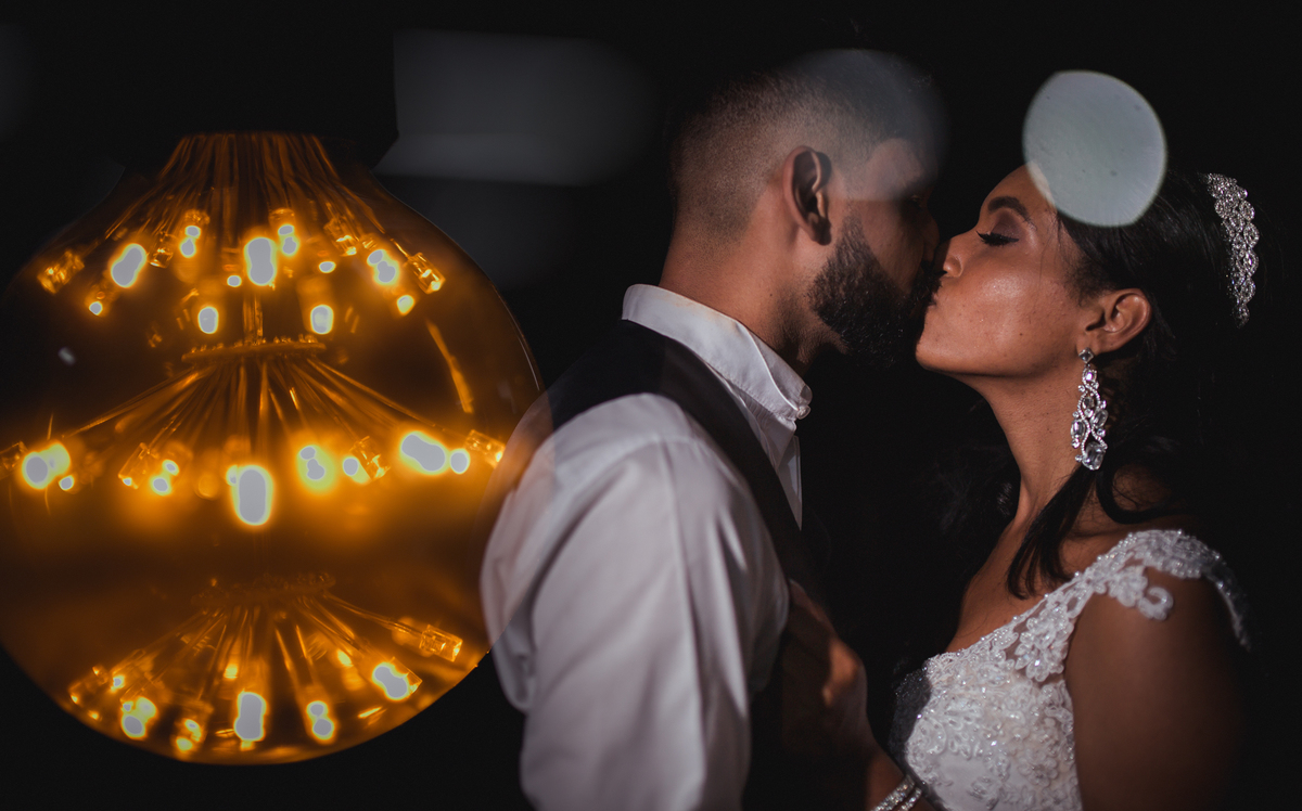 foto de noivos com luzes